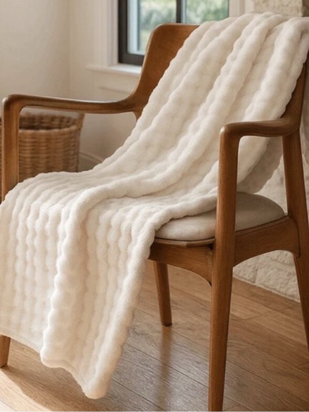 NWT HYTHE Super Soft Bubble
Throw Blanket